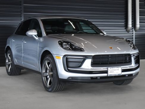 Certified 2022 Porsche Macan image 7