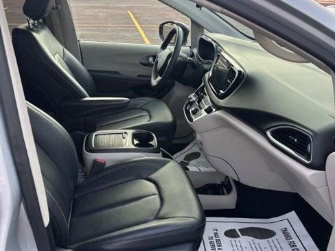 Used 2024 Chrysler Pacifica Touring-L image 14