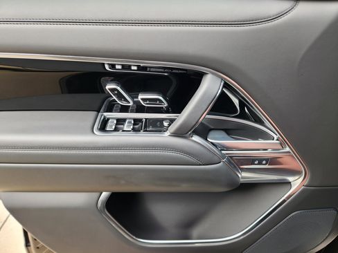 Certified 2025 Land Rover Range Rover SE image 23