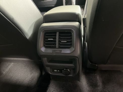 Used 2024 Volkswagen Tiguan SE image 10