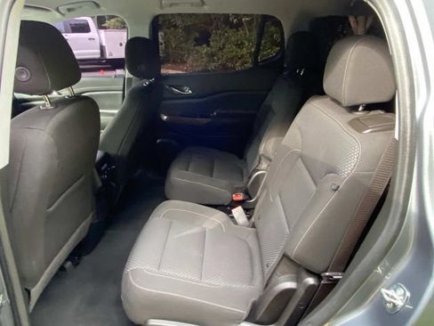 Used 2022 GMC Acadia SLE FWD image 9