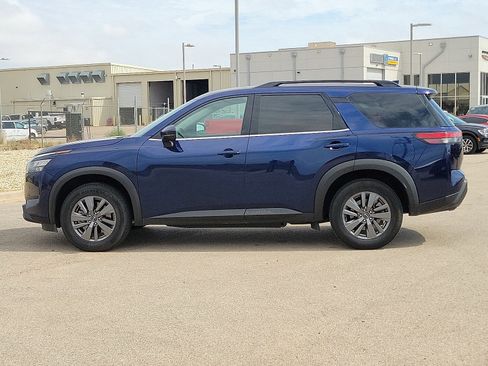 Used 2025 Nissan Pathfinder SV image 2
