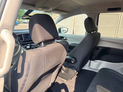 Used 2020 Chrysler Voyager L FWD image 24