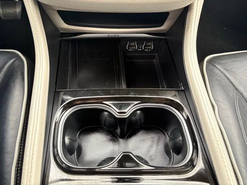 Used 2023 Chrysler Pacifica Limited FWD image 34