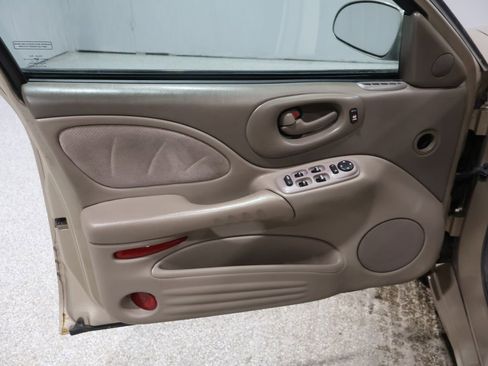 Used 2005 Pontiac Bonneville SE image 17