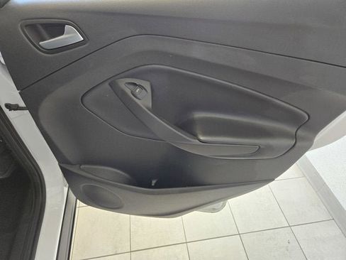 Used 2017 Ford Escape SE w/ SE Sport Appearance Package image 6