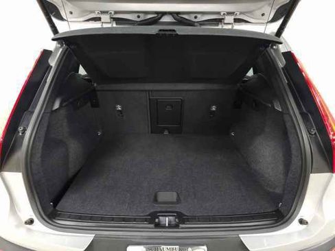 Used 2025 Volvo XC40 B5 Core image 9