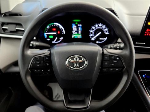 Used 2024 Toyota Sienna LE image 18