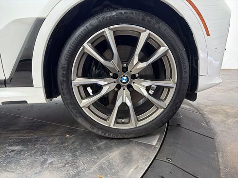 Used 2021 BMW X7 M50i image 9