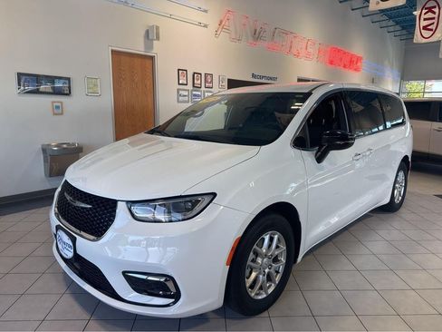 Used 2025 Chrysler Pacifica Select FWD image 7