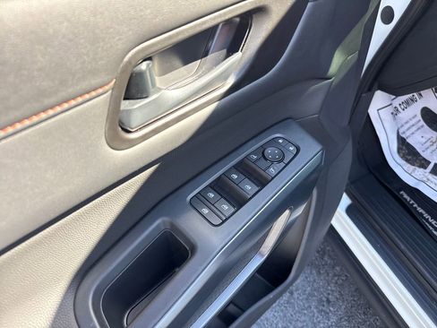 Used 2025 Nissan Pathfinder Rock Creek image 12