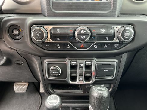 Used 2018 Jeep Wrangler Unlimited Sport S AWD/4WD image 38