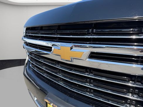 Used 2023 Chevrolet Suburban LT image 9