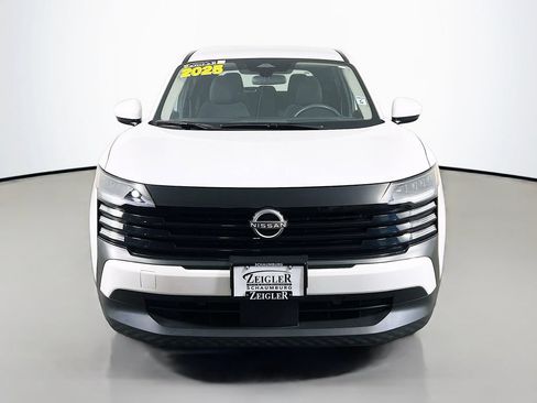Used 2025 Nissan Kicks SV AWD/4WD image 2