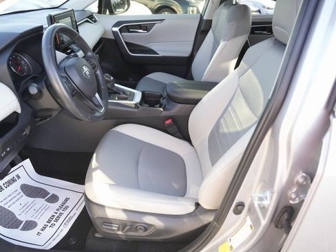 Used 2020 Toyota RAV4 XLE Premium image 9