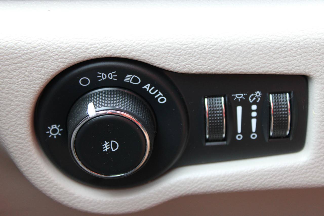 Used 2023 Chrysler Pacifica Touring-L FWD image 25