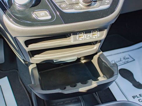 Used 2025 Chrysler Pacifica Select FWD image 28