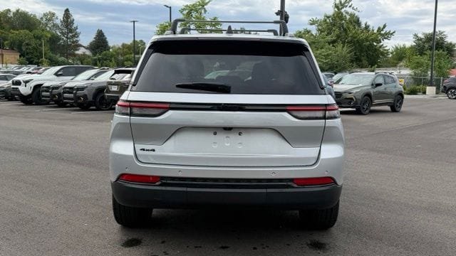 Used 2024 Jeep Grand Cherokee Altitude AWD/4WD image 4