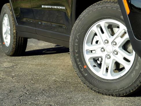 New 2025 Jeep Grand Cherokee Laredo image 4