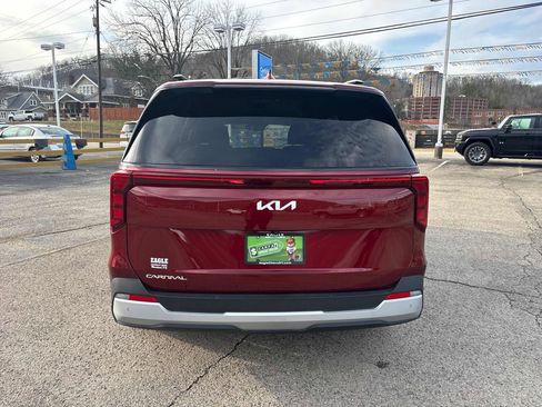 Used 2025 Kia Carnival EX image 4