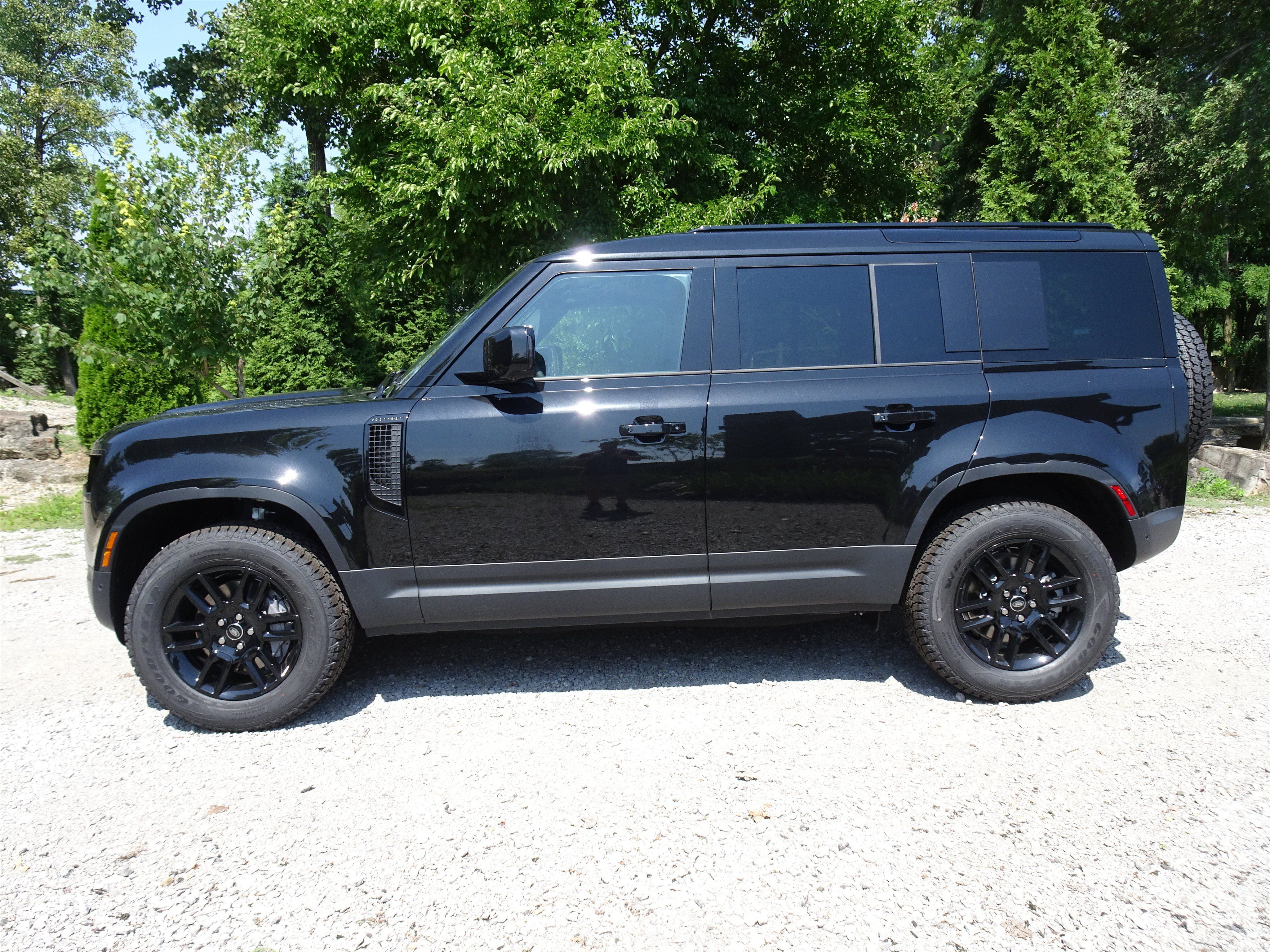Certified 2025 Land Rover Defender 110 S AWD/4WD image 9