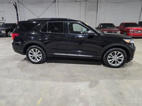 Used 2020 Ford Explorer XLT w/ Equipment Group 202A AWD/4WD image 14