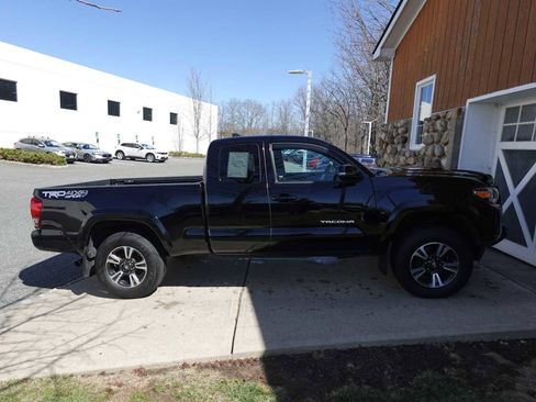 Used 2017 Toyota Tacoma TRD Sport w/ Tow Package (A/T) image 8