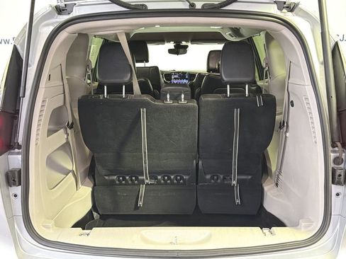 Used 2024 Chrysler Pacifica Touring-L image 10