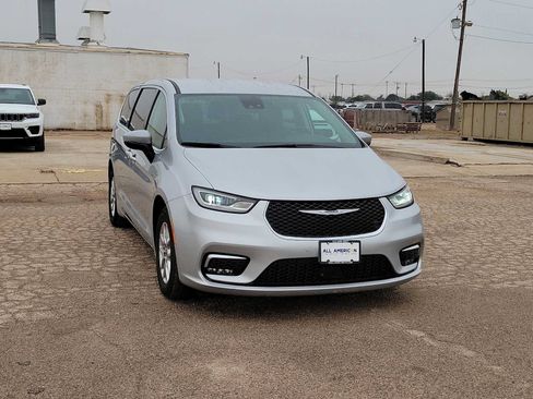 Used 2023 Chrysler Pacifica Touring-L FWD image 2