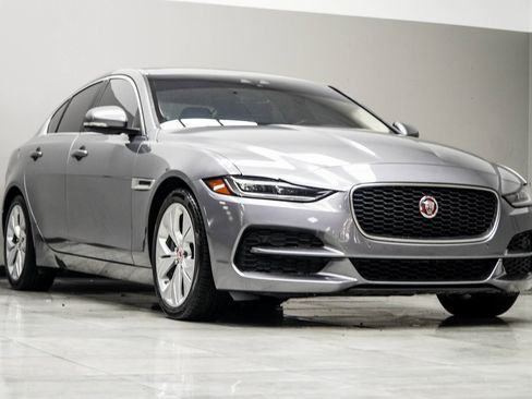 Used 2020 Jaguar XE S image 4