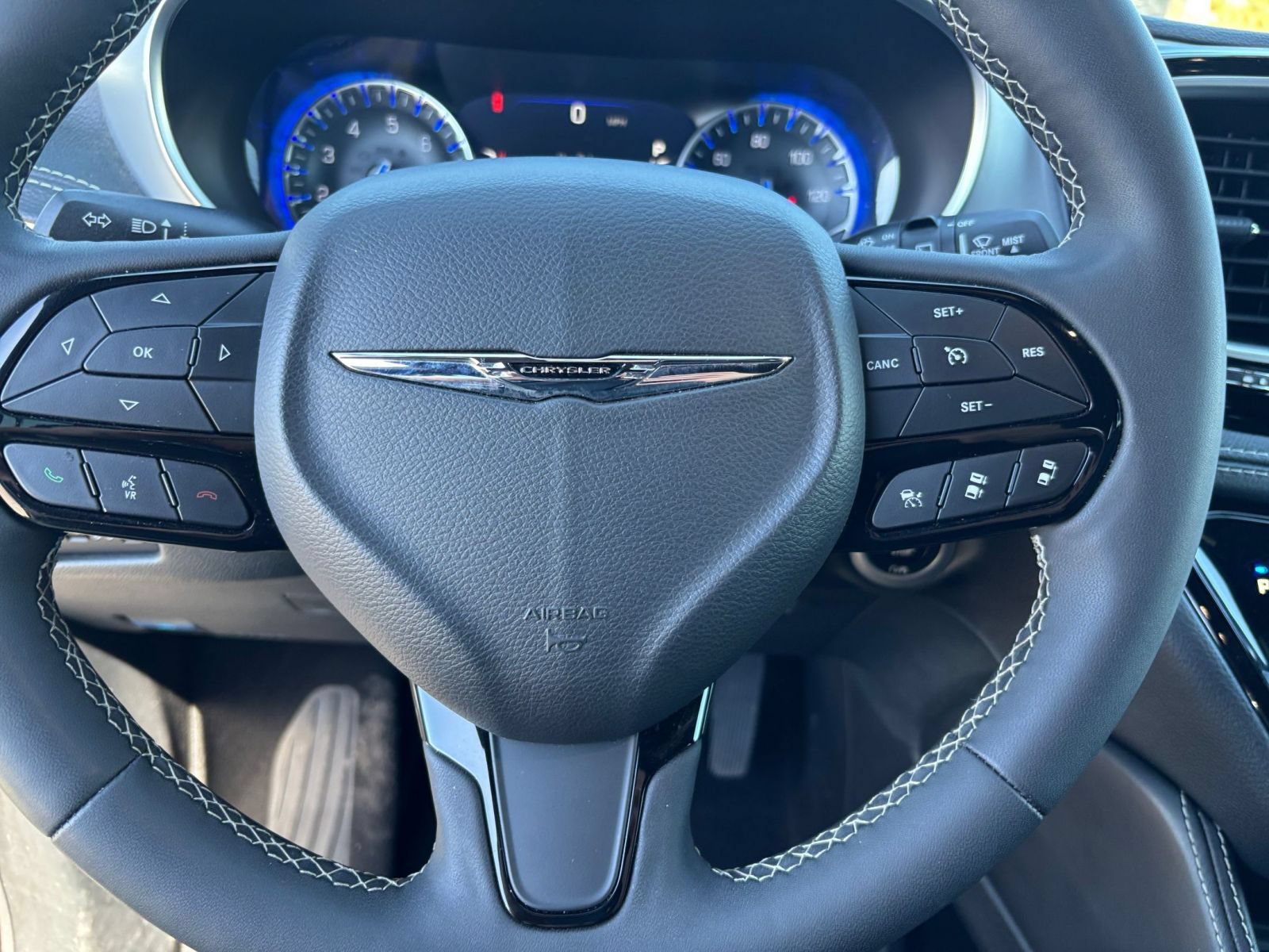 Used 2025 Chrysler Pacifica Limited FWD image 30
