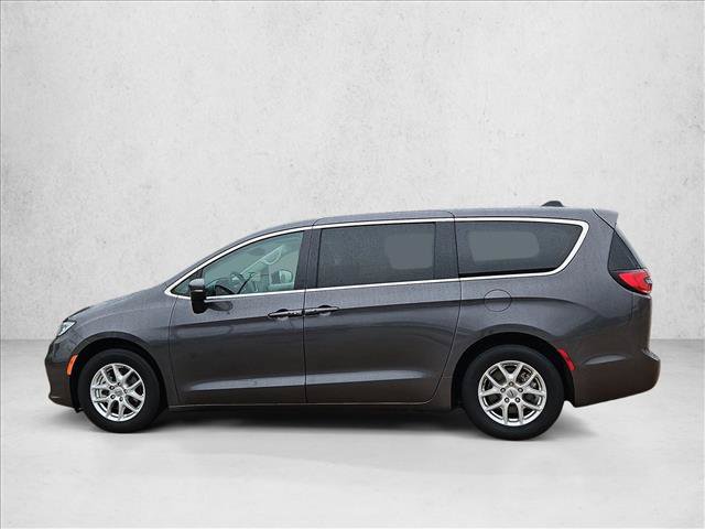 Used 2023 Chrysler Pacifica Touring-L FWD image 9