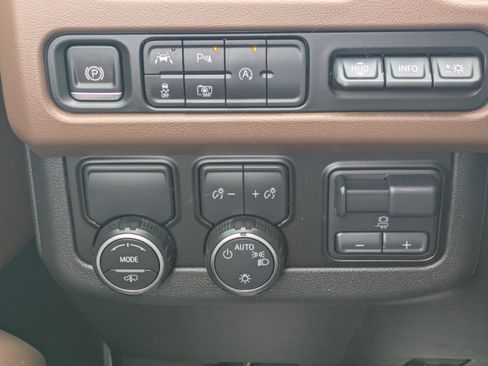 Used 2024 Chevrolet Suburban High Country image 31