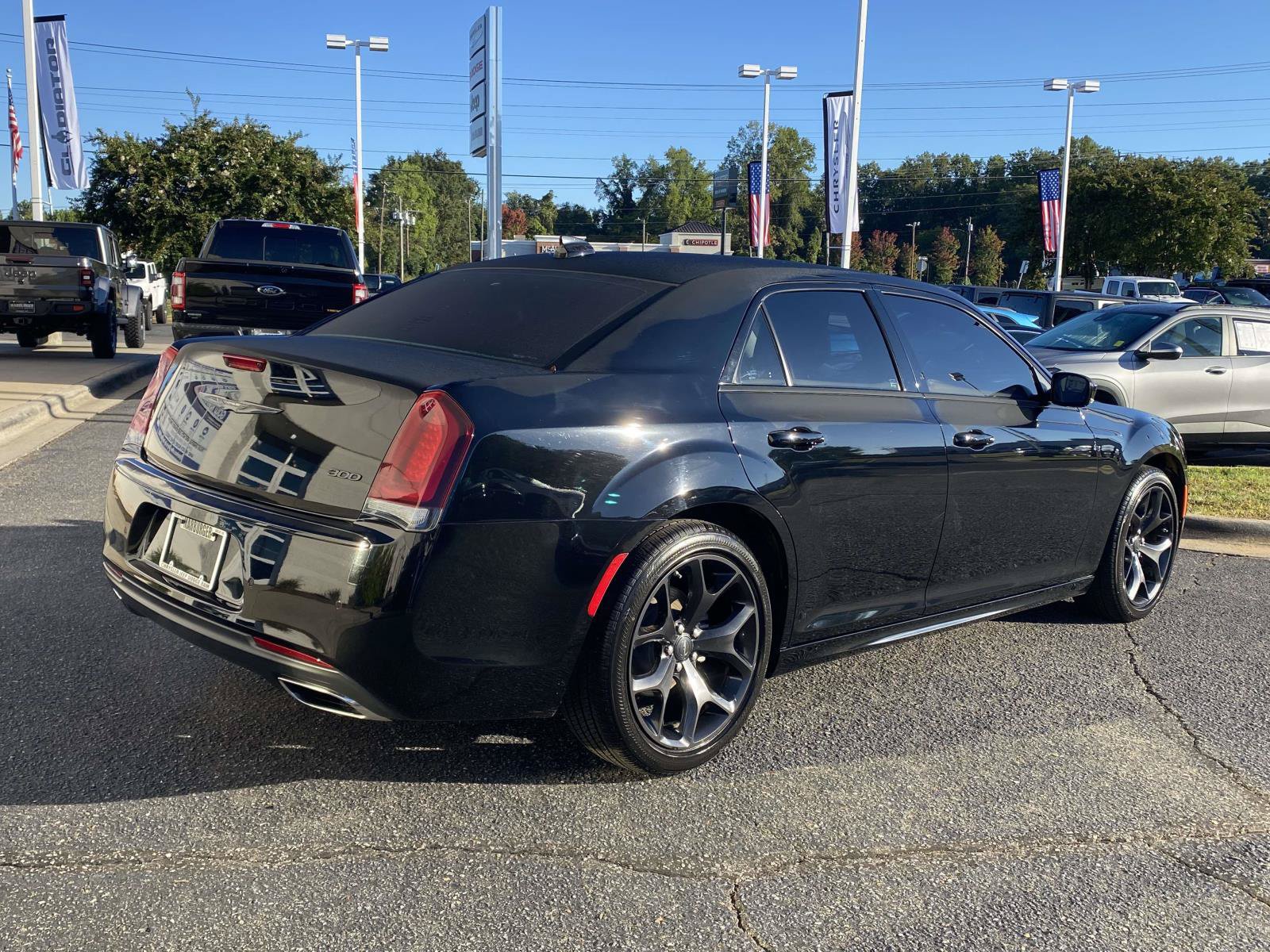 Used 2022 Chrysler 300 Touring L w/ Comfort Group RWD image 9