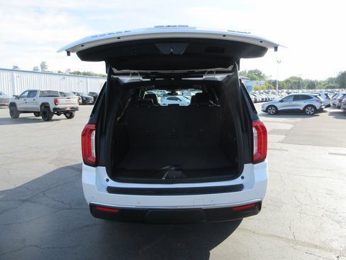 Certified 2022 GMC Yukon XL SLT w/ SLT Premium Package AWD/4WD image 8