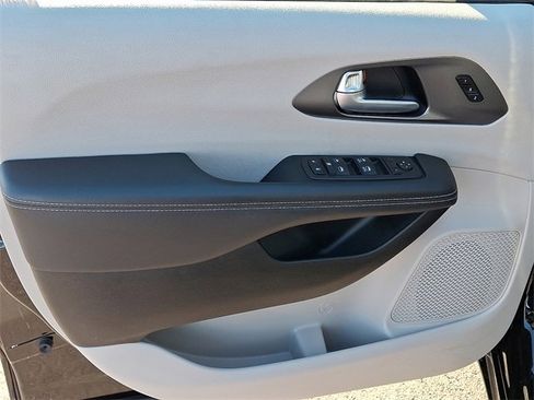 Used 2024 Chrysler Pacifica Touring-L image 10