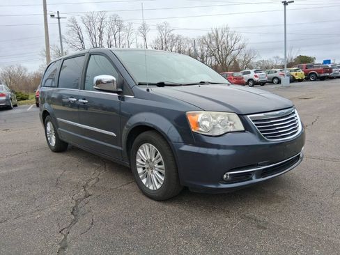 Used 2013 Chrysler Town & Country Touring-L w/ Premium Group FWD image 3