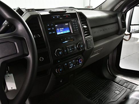 Used 2017 Ford F550 2WD Regular Cab Super Duty image 15