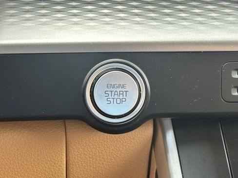 Used 2024 Kia Carnival LX image 22