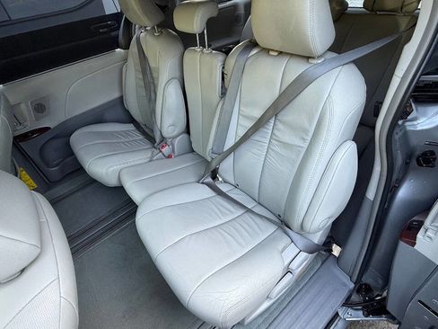Used 2012 Toyota Sienna XLE w/ Premium Pkg FWD image 18