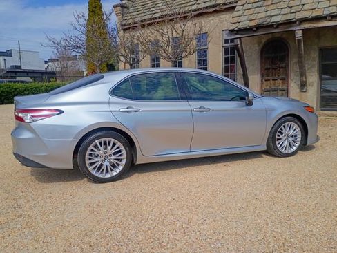 Used 2018 Toyota Camry XLE image 13