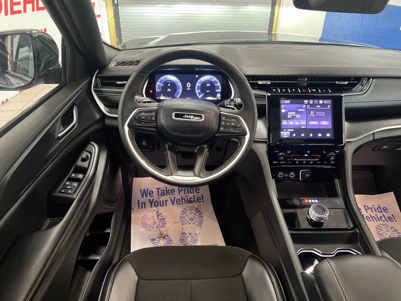 Used 2025 Jeep Grand Cherokee Altitude AWD/4WD image 32