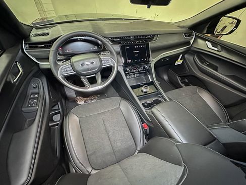 New 2025 Jeep Grand Cherokee L Altitude image 9