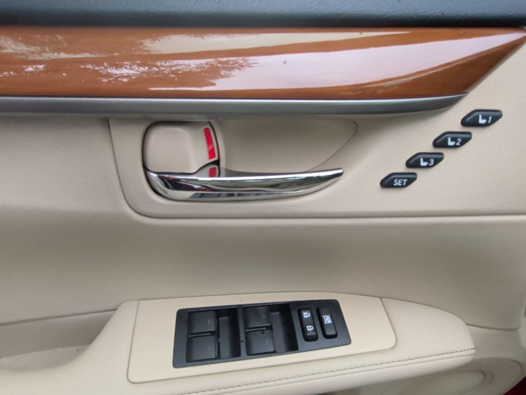 Used 2014 Lexus ES 300h w/ Luxury Package w/Bamboo Trim FWD image 12