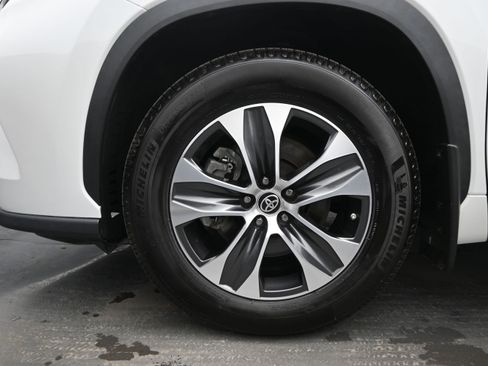 Used 2022 Toyota Highlander XLE AWD/4WD image 11