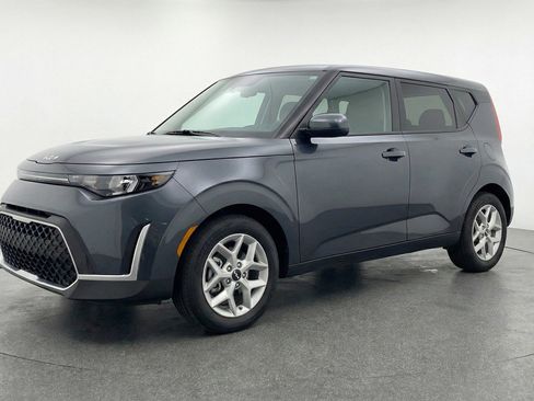 Used 2025 Kia Soul LX w/ LX Technology Package FWD image 3