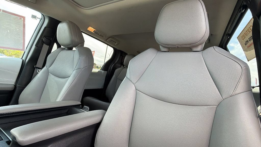 Certified 2025 Toyota Sienna XLE FWD image 11