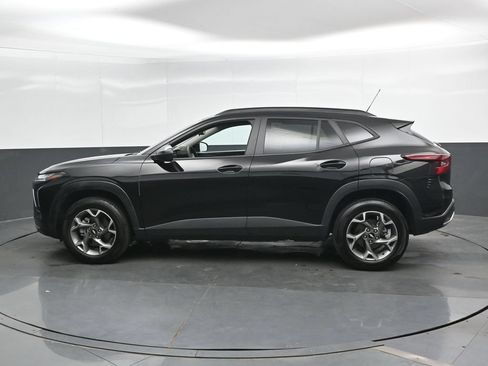 Used 2025 Chevrolet Trax LT FWD image 8