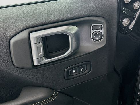 Used 2025 Jeep Wrangler Sahara image 15