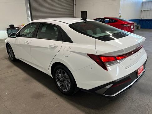 Used 2024 Hyundai Elantra SEL FWD image 5
